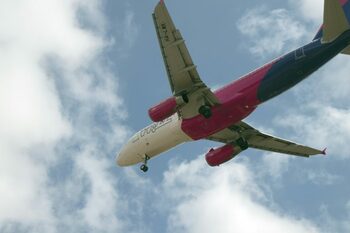 Wizz Air: Interdicția facturării bagajelor de mână ar face zborurile mai scumpe