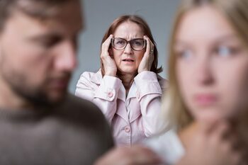 Badantă din Italia, amenințată de fiul bătrânei pe care o îngrijea: „Dacă nu te întorci cu mine, îți omor copiii”