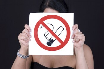 Iadul fumătorilor. Primul oraș din lume în care nu mai poți să aprinzi o țigară fără să fi ars