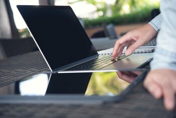 Nu e vina ta că laptopul merge greu. Dar e alegerea ta unde îl repari