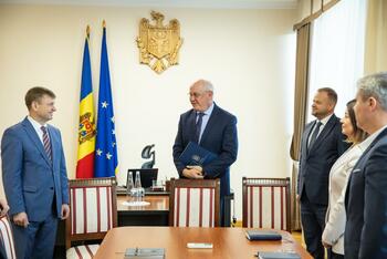 Noii miniștri din Guvernul de la Chișinău au fost prezentați echipelor de la ministere