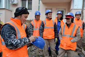 Guvernul reduce numărul de muncitori străini pentru anul 2026. Patronatele contestă decizia