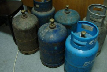 Cu gașca, la furat de butelii. Ce pedepse au primit cinci tineri prinși după ce au amanetat recipientele sustrase