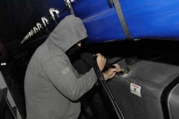 Hoț dus de nevastă la furat. Bărbatul a sustras 3.100 de litri de motorină din camioane