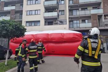 Incident șocant pe strada Morii din Oradea. Un bărbat a amenințat că se aruncă de la etajul patru al unui bloc sub (…)