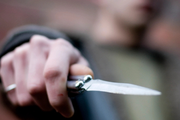 Adolescent de 17 ani, din Bihor, obligat să-i plătească 10.000 de lei unui consătean pe care l-a lovit cu cuțitul în gât