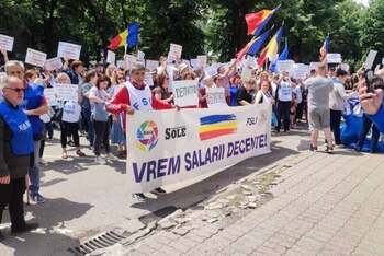 Profesorii amenință cu boicotarea primei zile de școală. Sindicatele europene: „Educația din România, în criză”