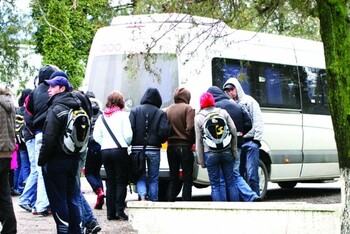 Elevii din Bihor care fac naveta primesc bani pentru transport: 0,34 lei pe kilometru, până la 17 lei pe zi