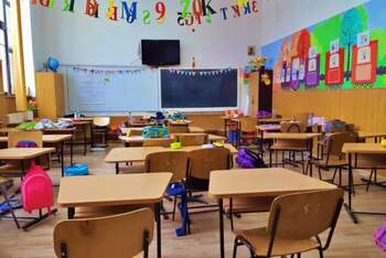 Panică într-un liceu. Un elev de 14 ani și-a „împușcat” accidental o colegă în față cu o armă neautorizată