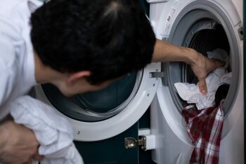Cât timp ar trebui să rămână deschisă ușa mașinii de spălat ca să previi mucegaiul și deteriorarea balamalelor