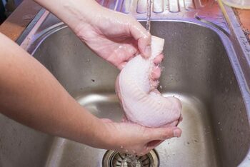 Trebuie sau nu să speli carnea de pui înainte de gătire? Avertismentul experților în siguranță alimentară