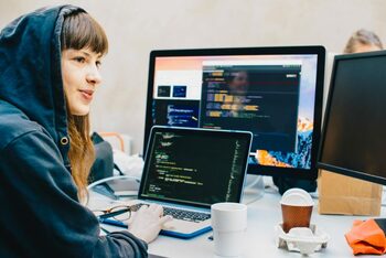 Cel mai prost moment să lucrezi în IT în România, programatorii nu au fost niciodată atât de afectați. Restructurări (…)