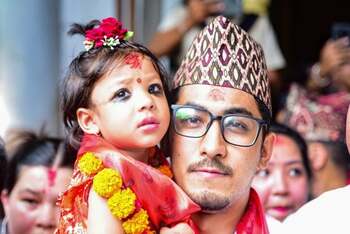 Nepalul a numit o fetiță de 2 ani drept zeiță-fecioară. Ce înseamnă tradiția controversată