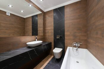 (P) Cum faci o baie să pară mai mare prin trucuri de design?