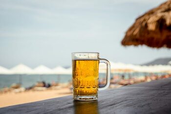 Bere la draft, ieftină „ca braga“ în Eforie! Turiștii au crezut că este o eroare