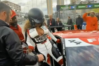 Beyoncé, apariție spectaculoasă la Formula 1 Las Vegas! Ce costum a purtat