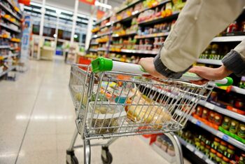 Sondaj: Românii strâng cureaua. 84% simt efectele economice