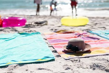 Taxă uriaşă pe cearşaf, pe litoralul românesc. Românii nu îşi mai permit să meargă la mare: „Sunt glume proaste?”