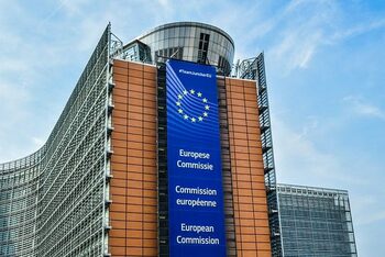 Comisia Europeană solicită statelor UE să susţină o declaraţie ce ar permite inspectarea petrolierelor din „flota (…)
