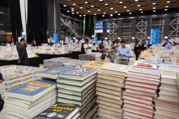 Şase romane „strălucit de umane”, pe lista scurtă a premiului literar Booker Prize 2025