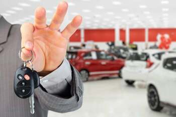Primul semn al crizei în România: producătorii auto se întrec în reduceri de preț. Ce spun economiștii despre asta