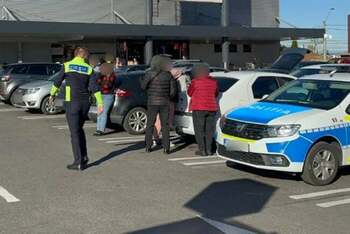 Păruială și lovituri cu pumnii și picioarele între clienții unui supermarket din Oradea. Ce pedepse au primit