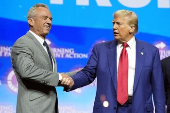 Donald Trump și Robert F. Kennedy Jr. ar putea interzice vaccinul anti-COVID