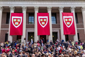 Administraţia Trump ”atacă universităţile americane, cum fac guvernele autoritare”, acuză fosta preşedintă a (…)