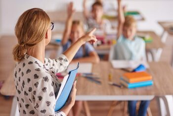 Sindicaliștii din Educație amenință cu grevă generală: „Prima zi de școală va fi în stradă. A mări norma didactică e (…)