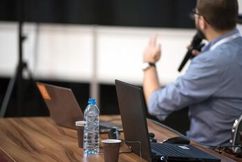 FJSC lansează cursul postuniversitar Comunicare și Interpretare în Limba Semnelor Române