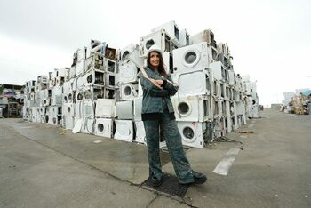 Explozie de cumpărături, munți de deșeuri: fața nevăzută a Black Friday în România