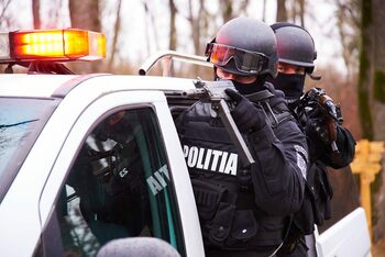 Extremist de dreapta, dat în urmărire generală pentru viol, prins pe un acoperiș din București
