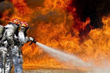 Mii de oameni fug de incendiile din Turcia, în timp ce Europa este lovită de o val de căldură