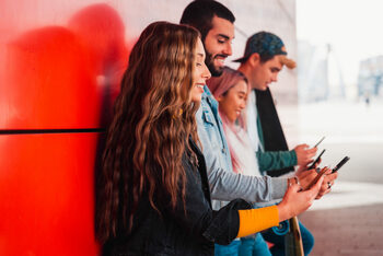 Generația Z: Cum transformă tinerii modul în care muncim