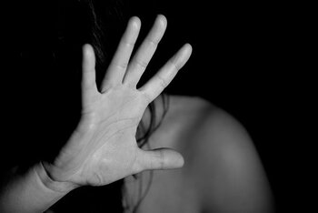 Lege nouă pentru victimele violenței domestice: ordinul de protecție, prelungit automat. Retragerea plângerii nu mai (…)