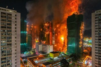 Dezastrul din Hong Kong ar putea amâna alegerile: 15 ore de incendiu, 44 de morți și 279 de dispăruți