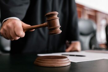 Comisarul anticorupție Gheorghe Țibulcă, judecat pentru că a fost șantajat cu patru MIEI și 20 de litri de VIN