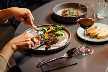 Ieșirea la restaurant devine lux: modificarea TVA crește nota de plata