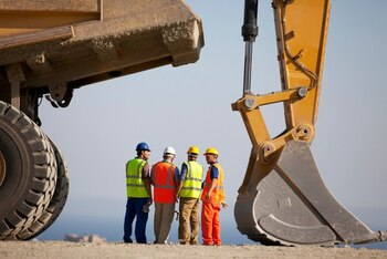 Guvernul taie din construcții. Estimările specialiștilor: contracte suspendate, bani pierduți, falimente în lanț