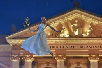 Spectacol excepțional de balet aerian la Oradea. Mii de oameni au urmărit „The Molecule Show”