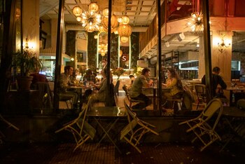 Scaune furate de la terasele din Spania, vândute în România. Manevra prin care s-au „evaporat” peste 1.100 de bucăți