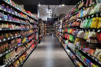 Zeci de supermarketuri și hipermarketuri închise de ANSVSA. Aproape 12 tone de alimente, retrase de pe piață