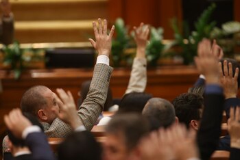 Cum s-a schimbat structura Parlamentului în primele 6 luni de mandat. Formațiunile suveraniste își pierd aleșii: (…)