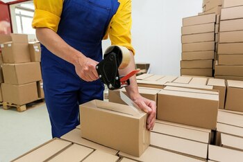 Bărbat angajat la o firmă de curierat, percheziționat după ce ar fi furat mai multe colete în timpul serviciului
