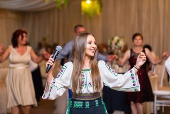 O cântăreață de muzică populară s-a răsturnat cu mașina, după ce a lovit un cap de pod. „Îi mulțumesc lui Dumnezeu”