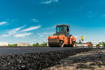 Asfaltul din paie de grâu sau mucuri de țigară: drumuri sustenabile, rezistente la crăpături și eco-friendly