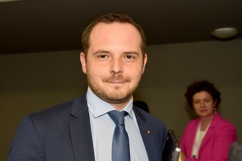 Ministrul Sănătăţii recunoaște că unii medici mai primesc bani în plic de la pacienţi. „Rog colegii să nu recurgă la (…)