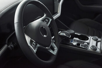 Se mai pot înmatricula în România mașinile cu volan pe dreapta? Cum poți trece fără probleme de RAR