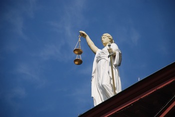 O instanţă din SUA blochează demiterea guvernatoarei FED Lisa Cook de către preşedintele Trump