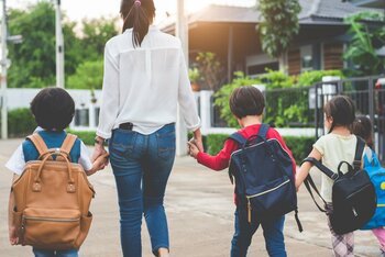 Model nou de asistenţă maternală specializată pentru copiii cu dizabilităţi, extins în 22 de judeţe din România
